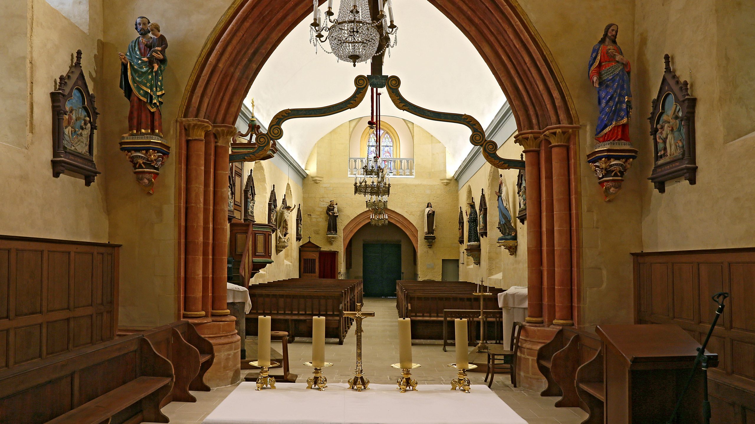 Vue sur la nef depuis le choeur